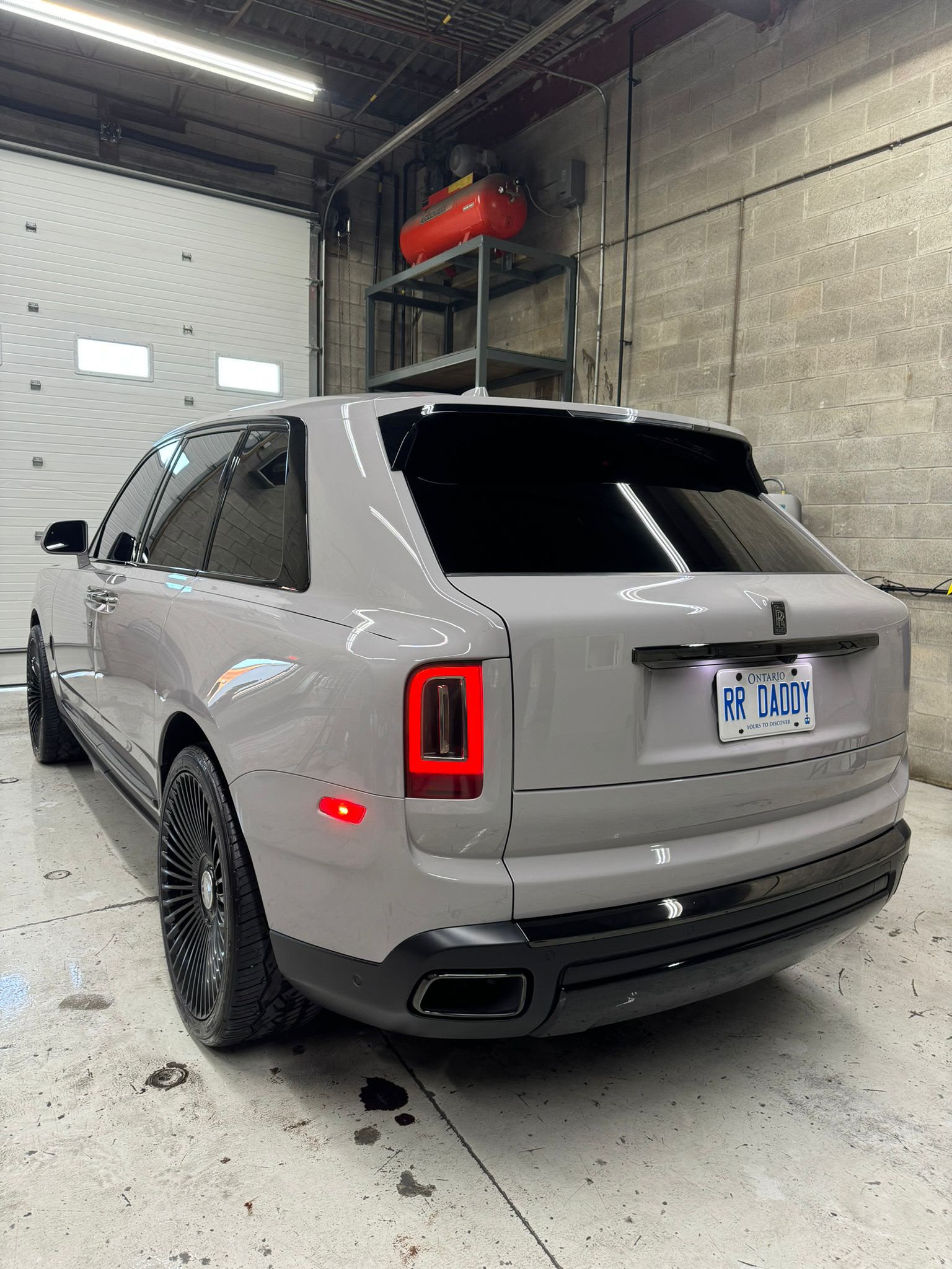 Rolls-Royce Cullinan — Rear LED Illumination & Tailgate Finish